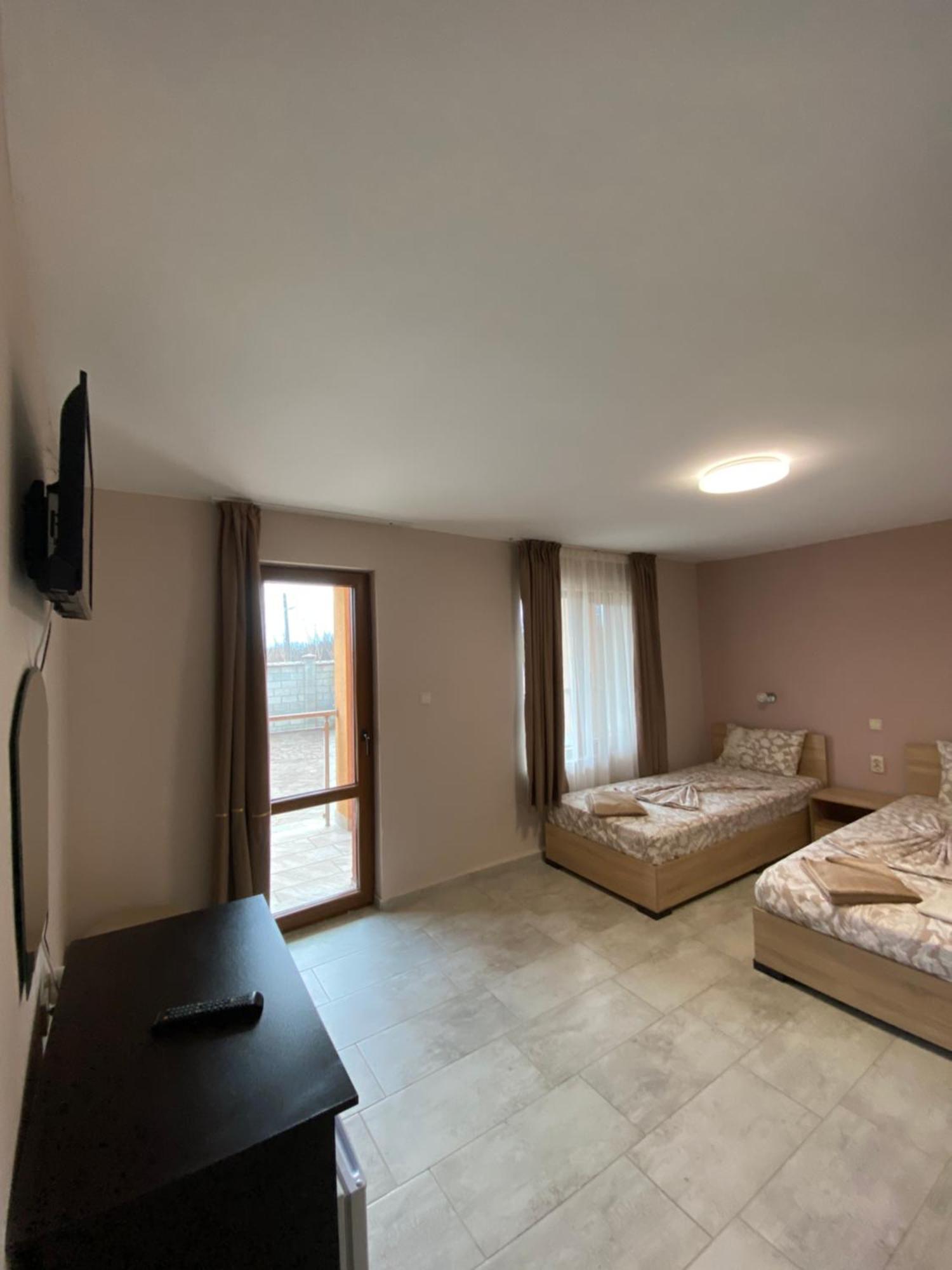 Guest Rooms Wild Duck Ezerets エクステリア 写真