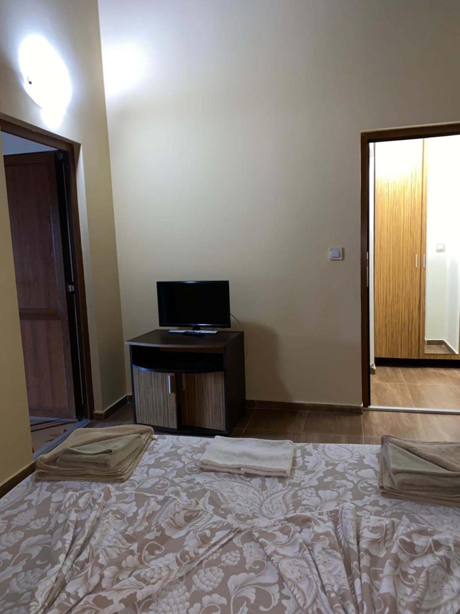 Guest Rooms Wild Duck Ezerets エクステリア 写真
